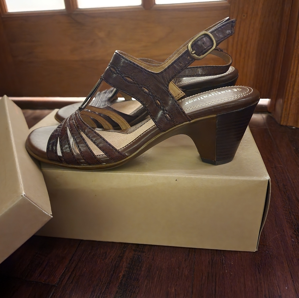 Sandals- Naturalizer - 7.5 - Dark Sienna (Brown) - Picture 2 of 3